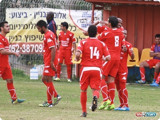 ושחקני רהט חוגגים(צילום: אנס אבודעבס)