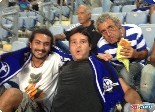 צריך ספונסר. אוהדי פ"ת שמחים בסיום (צילום: אלי שמואלי)