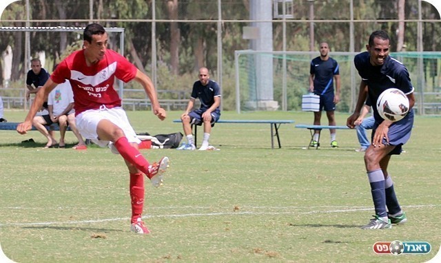 מבצע אישי נהדר. בוארון משכיח את חקאק ובועט (צילום: לירן שורף)