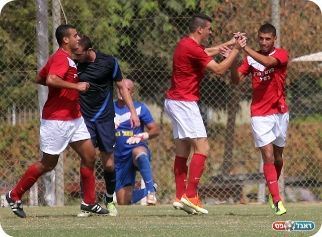 המצב הראשון במשחק. כהן כובש וחוגג עם בסוק (צילום: לירן דורף)