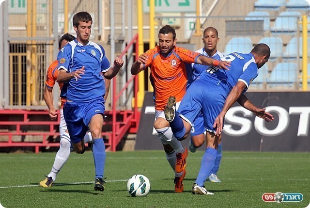 אזולאי חודר לרחבה ונתקל בוולק ומונד (לירן דורף)