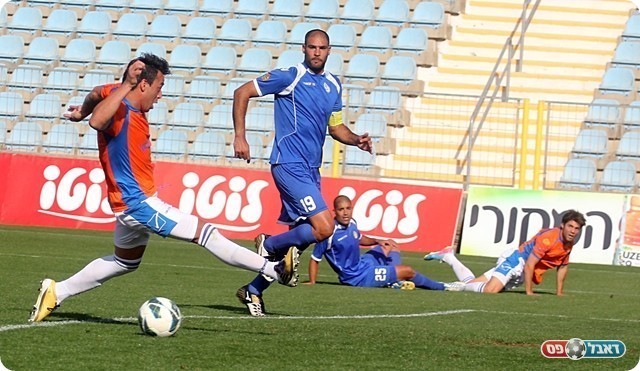 מרטין מחמיץ גול בטוח מול שער ריק (לירן דורף)