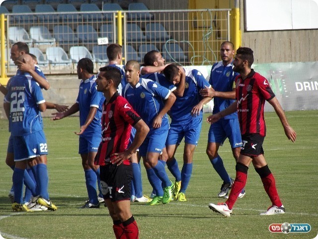 יתרון מוקדם. חוגגים עם זריס את הראשון (צילום: אייל אורן)