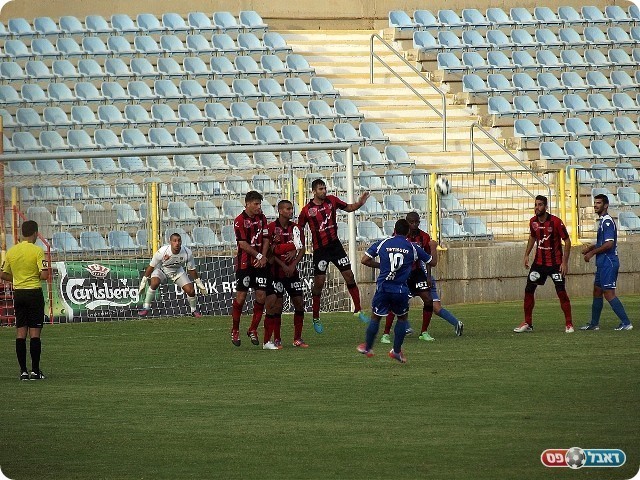 החומה הסתירה. הכדור של עמוס בדרך לרשת (צילום: אייל אורן)