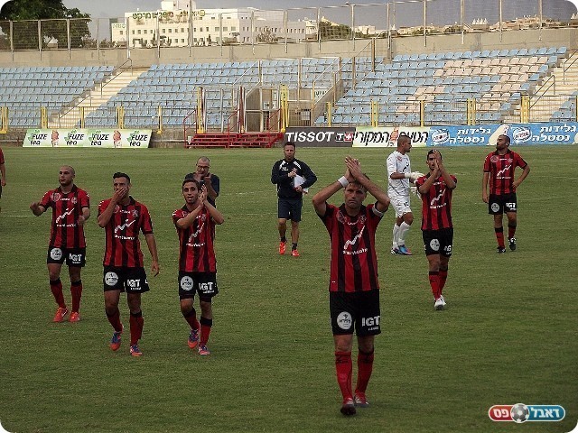 מסורת נפלאה. שחקני קטמון באים אל האוהדים (צילום: אייל אורן)