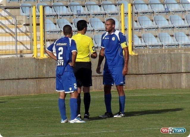 פנדל מוצדק. שחקני הרצליה מנסים לשנות את רוע הגזירה (צילום: אייל אורן)