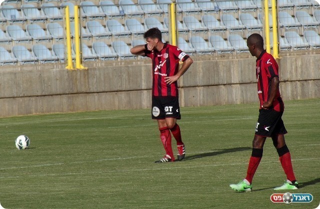 אהרון מתכונן לבעיטה (צילום: אייל אורן)