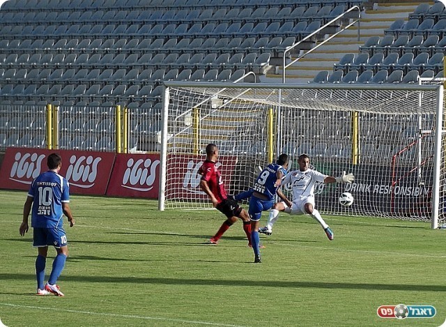 הרצליה חזרה ליתרון. אבי חי כובש (צילום: אייל אורן)