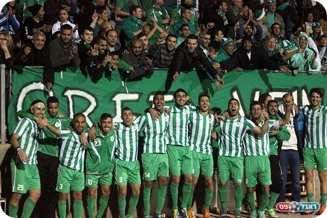 תמונת המשחק. השחקנים והאוהדים(צילום: לירו דורף)