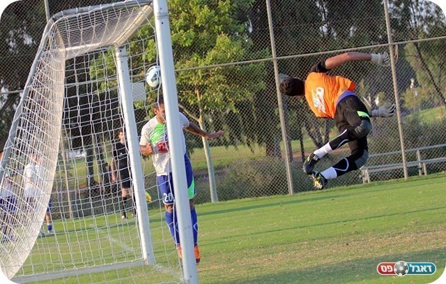 הרצליה השתלטה על המשחק. לביא נוגח ונחמיאס מציל (צילום: לירן דורף)