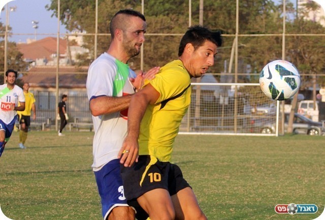 כל ההרכב הראשון של הרצליה. עמוס ועידן ציון (צילום: לירן דורף)