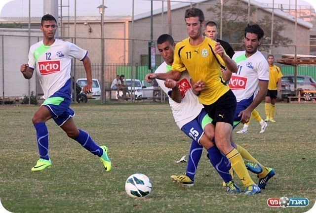 הרצליה סגרה עניין. דניאל יפת מכשיל את תום מונד (צילום: לירן דורף)