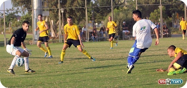 ההחמצה של קריית גת. רביבו עובר את דביר ומחמיץ (צילום: לירן דורף)