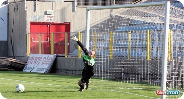 עבדי מלווה את הכדור של אטון החוצה (צילום: לירן דורף)