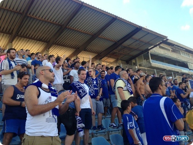 פעילים ומעורבים במשחק. אוהדי פ"ת (צילום: אלי שמואלי)