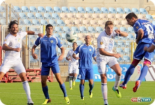 שטף המשחק נעצר. ההחמצה של רפי עמוס (צילום: לירן דורף)