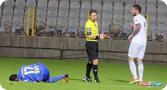 עבירה מיותרת. פאבלוב מורחק (צילום: לירן דורף)