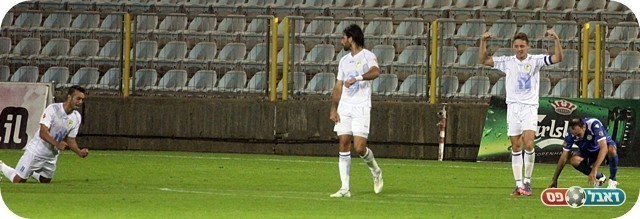 ניצחון קטן וחשוב. שחקני יבנה חוגגים (צילום: לירן דורף)