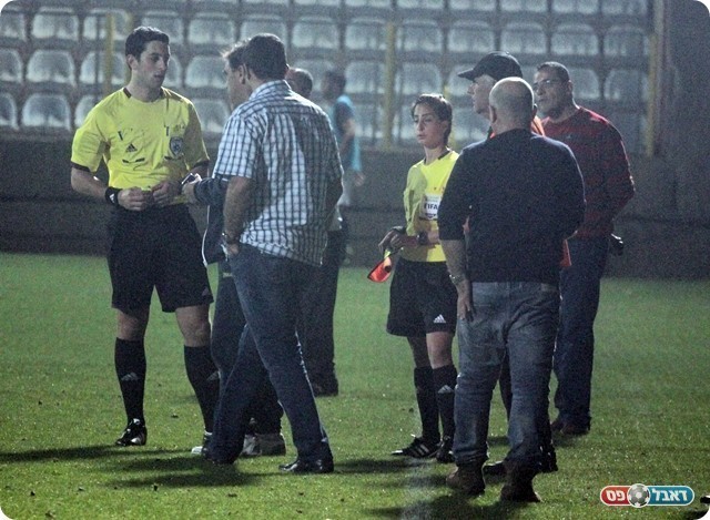 מתייעצים בעלטה, אנשי הרצליה מרגיעים את צוות השיפוט