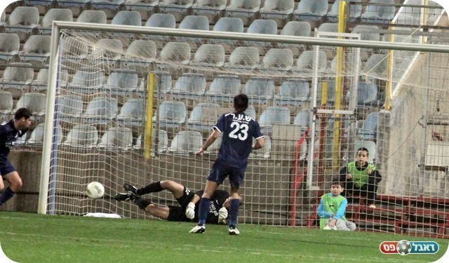 ולוי הודף את נאסראלדין (צילום: לירן דורף)