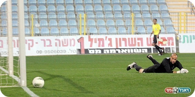 והכדור חומק החוצה (צילום: לירן דורף)