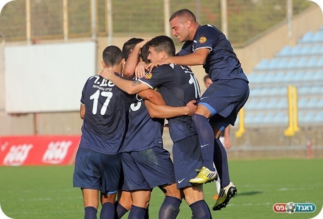 חברים טובים. שחקני הרצליה (צילום: לירן דורף)