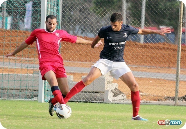 חגג על האגף שלו. שאהין מול עיסא (צילום: לירן דורף)