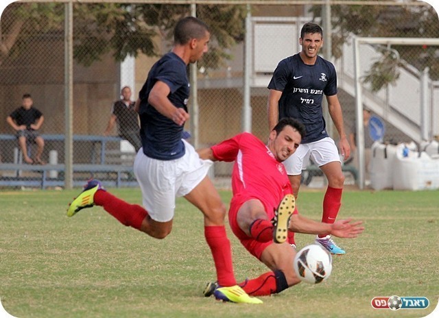 רק חזר לאימונים. דריי מתקל את גיא כהן (צילום: לירן דורף)