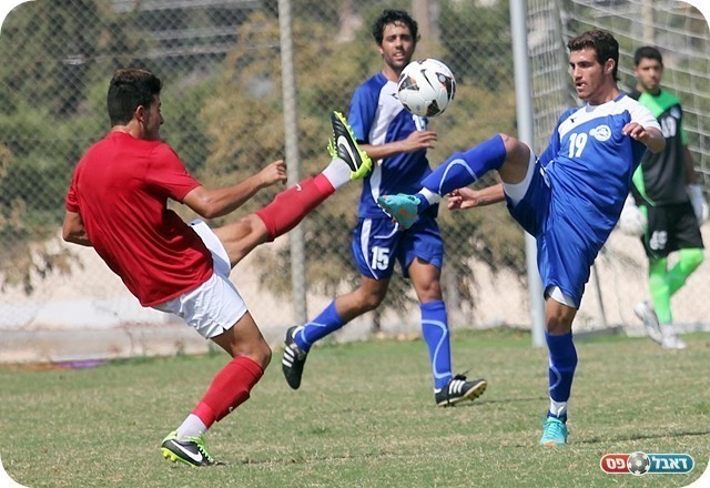 הגיע להיבחן. עדן ויינשטיין (בכחול) מול אור אטון (צילום: לירן דורף)
