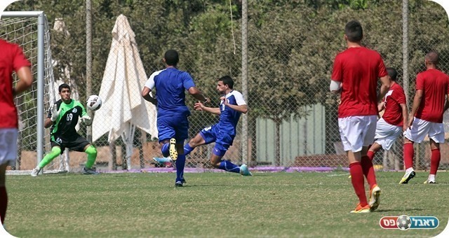 איבוד כדור סתמי. רז נכנע לכדור של גיא כהן (צילום: לירן דורף)