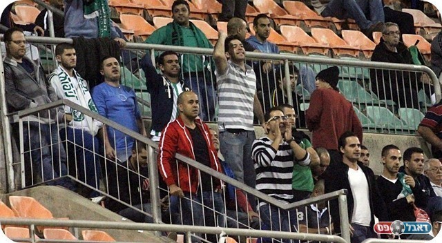 חודשו קריאות המחאה נגד שייע. אוהדי כפ"ס (צילום: לירן דורף)