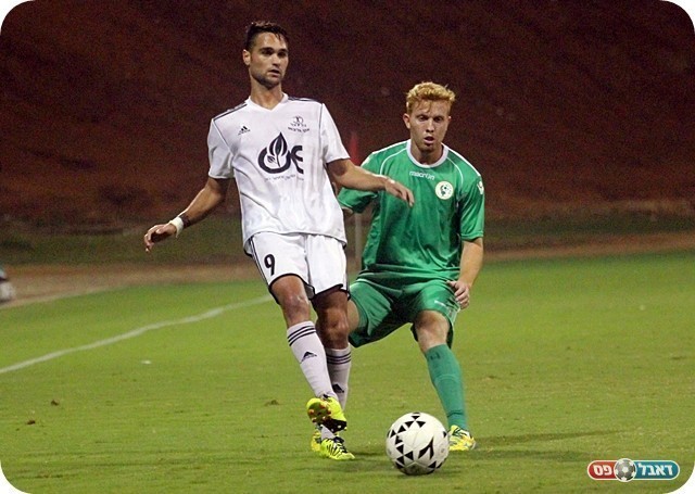 שלושה שינויים בהרכב. כווז (בירוק) מול דדו (צילום: לירן דורף)