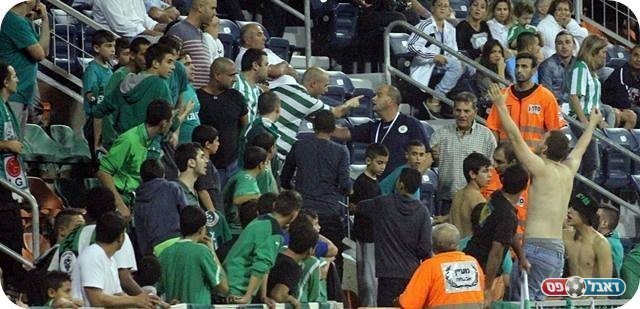 העימות ביציע. שחם מרגיע (צילום: לירן דורף)