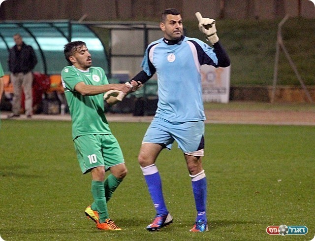 בן שושן מושך את בן כליפא מניסים.