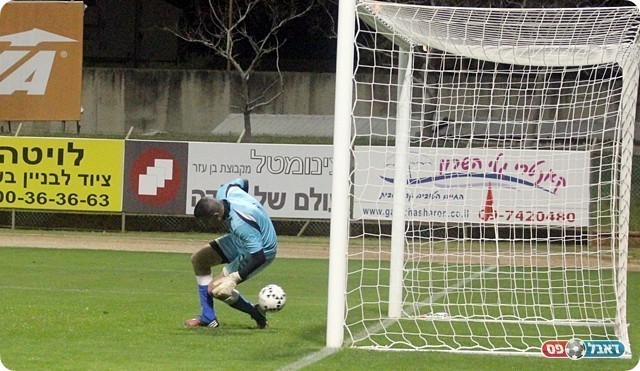 הכדור של דוד חולף בין רגליו של בן כליפא(לירן דורף)