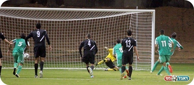 בניש כובש את הפנדל (צילום: לירן דורף)