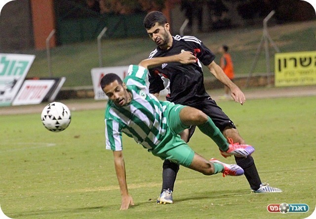 כמעט שער. נימני מקפל את סער לוי (צילום: לירן דורף)