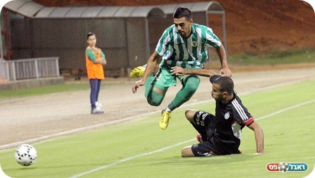 יש לו הרבה ברגלים. פרוג'ה מרחף מעל גומה (צילום: לירן דורף)