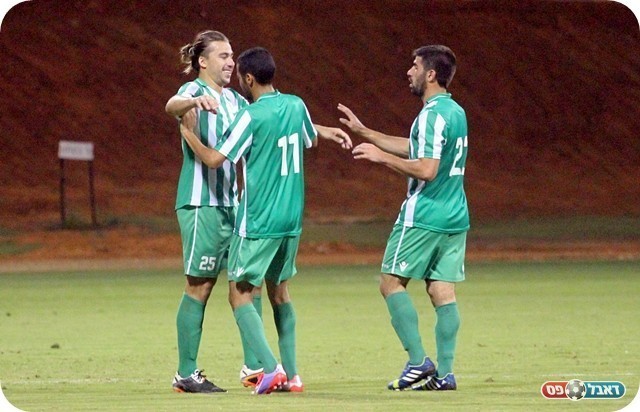 וחוגג עם החברים (צילום: לירן דורף)