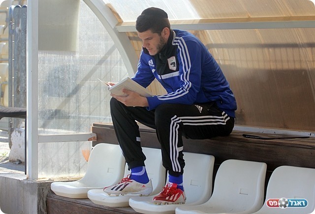 התפילות עזרו. ירדן בן ישעיהו מתפלל לפני המשחק (לירן דורף)