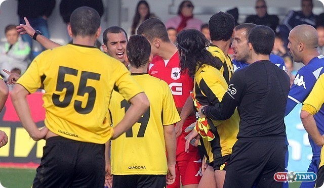 הקוון עוצר את אלל מעימות פיזי עם השופט (לירן דורף)