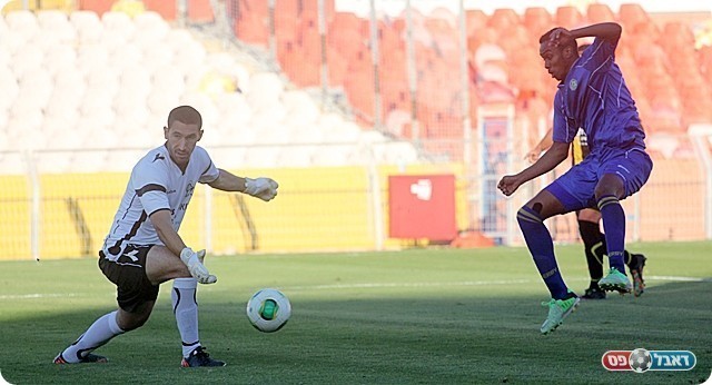 יצחק חוטף ממנקר אך מחמיץ (לירן דורף)