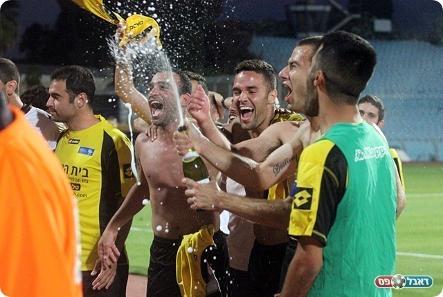 שפורקין והחברים חוגגים עם השמפניה, מגיע להם! (לירן דורף)