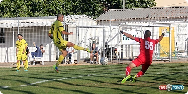אוחיון לא נוגע בכדור בדרך לרשת (לירן דורף)