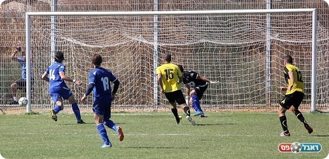 הכדור של אייזיק חולף סנטימטרים מהקורה (לירן דורף)