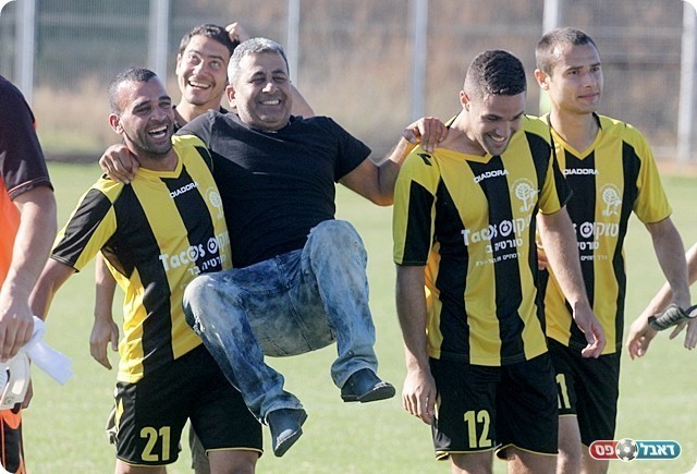 היו"ר יוסי שאבי חוגג עם שחקנין גמר מחוזי (לירן דורף)