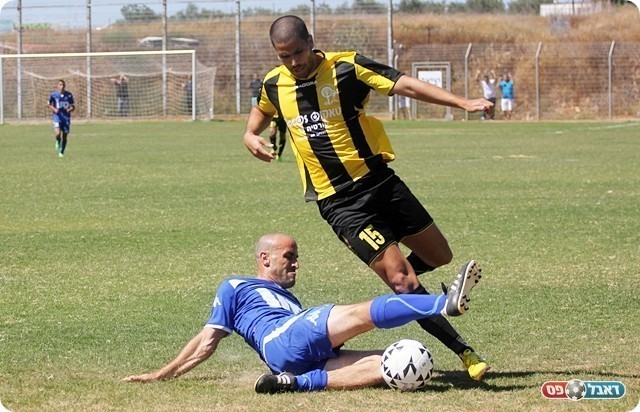 הרכיב קבוצה של צעירים, אוחיון מקבל תיקול מגרף (לירן דורף)