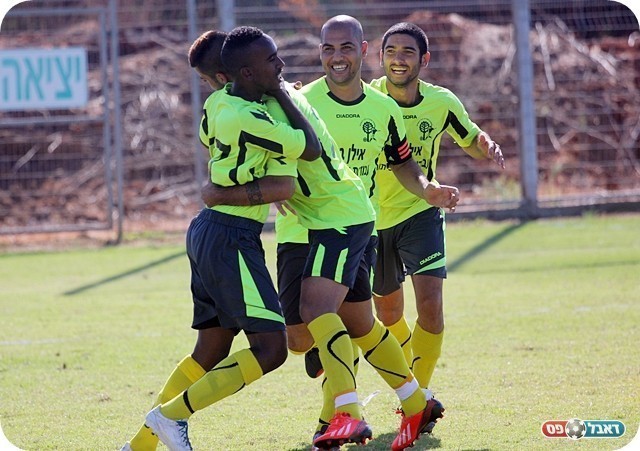 ניצחון גדול. שחקני הוד השרון חוגגים (צילום: לירן דורף)