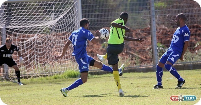 משחק דו צדדי. זמרי בועט (צילום: לירן דורף)