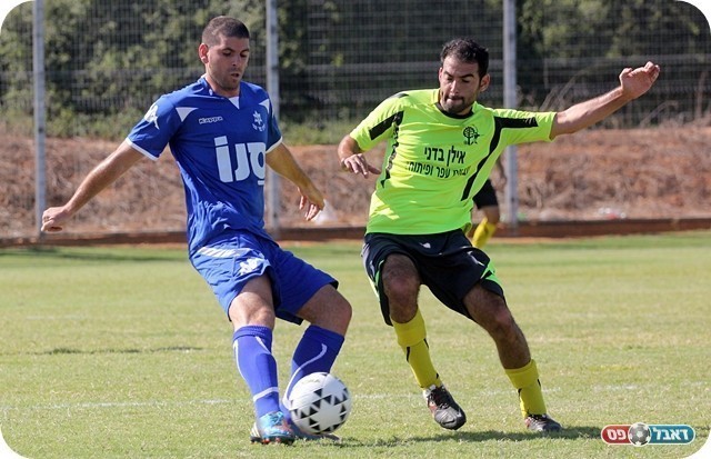 וישחקו הוותיקים לפניך. פוס עוצר את גילי חג'ג' (צילום: לירן דורף)